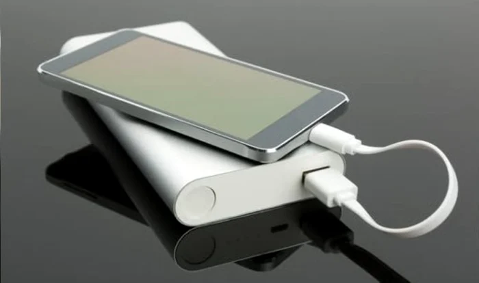 Companiile aeriene au înăsprit regulile privind folosirea power bank-urilor în avion. Foto Facebook