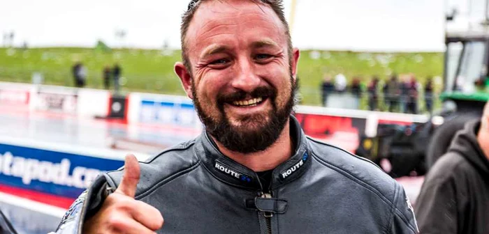 Dale Leeks este pasionat de motociclism şi participă la curse FOTO Drag Racing Online