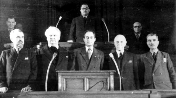 Sadoveanu, un semizeu al regimului comunist  Cum a fost luminat scriitorul de Stalin şi ascensiunea politică: a semnat decrete şi condamnări la moarte jpeg