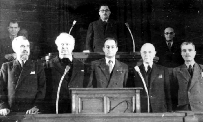 Sadoveanu, un semizeu al regimului comunist  Cum a fost luminat scriitorul de Stalin şi ascensiunea politică: a semnat decrete şi condamnări la moarte jpeg