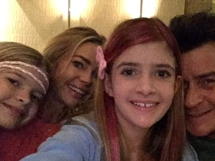 Denise şi Charlie, alături de cele două fete, Sami şi LolaFoto: Arhiva personală