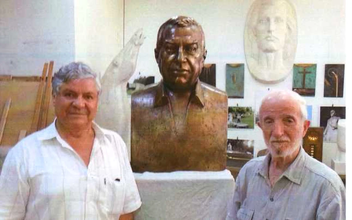 Nicolae Dragu(stânga) şi sculptorul Dumitru Pasima, alături de bustul din bronz Foto:Jurnlul de Călăraşi