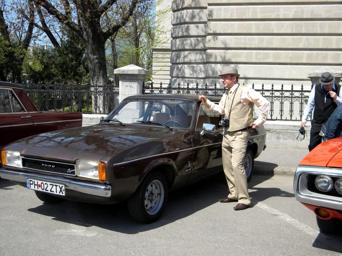 Unii dintre proprietarii maşinilor s-au conformat evenimentului inclusiv prin ţinută şi accesorii. FOTO Dana Mihai