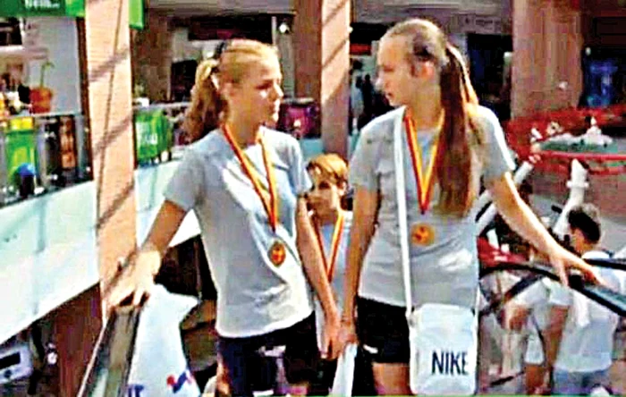 
    Florin Salam, încadrat  de Sorina Vasiliu şi  Bianca Baziliu, două  dintre campioanele  mondialeFoto: Facebook  