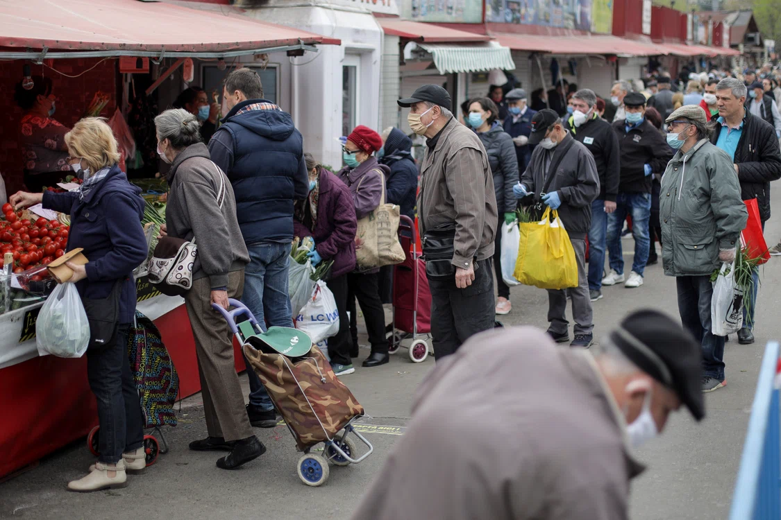 
    Mihai Culeafă, președintele ANPC, a găsit făină cu gândaciFoto: ANPC  