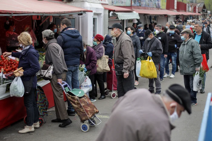 Mihai Culeafă, președintele ANPC, a găsit făină cu gândaciFoto: ANPC
