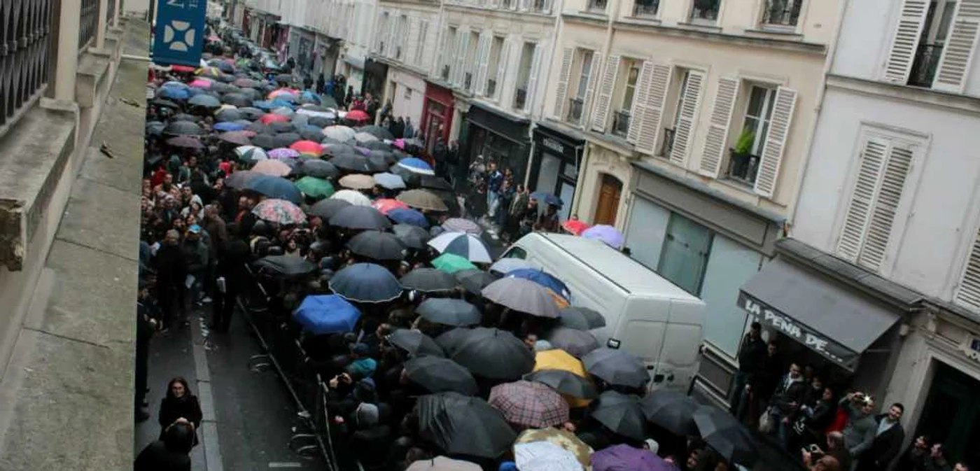 Români la coadă la vot, la Paris, duminică, 16 noiembrie FOTO Facebook/Sanda Veber