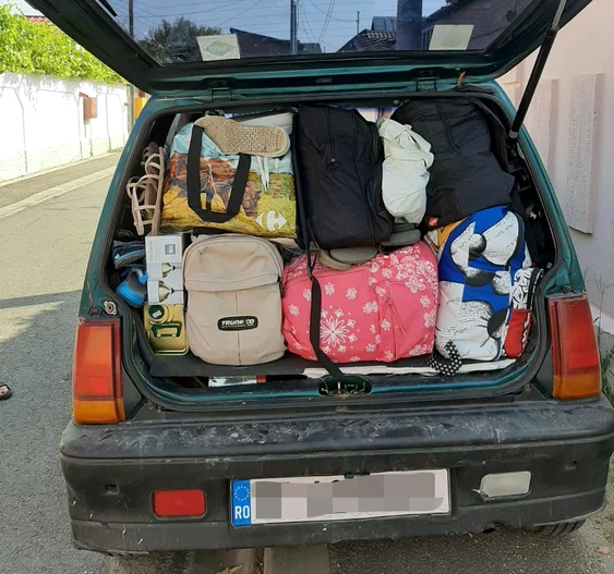 Gata, rucsacurile şi sacoşele  au fost aranjate  în micuţul portbagaj