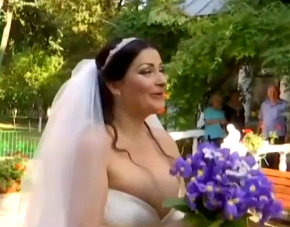 
    Gabriela Cristea a ales să poarte un buchet de iriși în ziua nunții sale Foto: Captură Video  