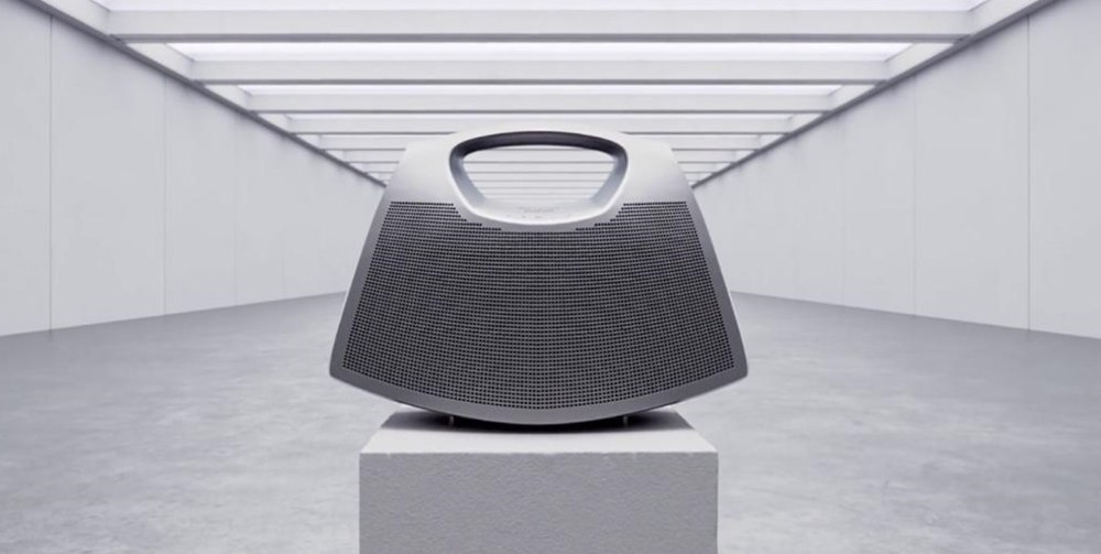 Premieră mondială la Art Safari - o piesă de excepție: Balenciaga I Bang & Olufsen Speaker Bag 