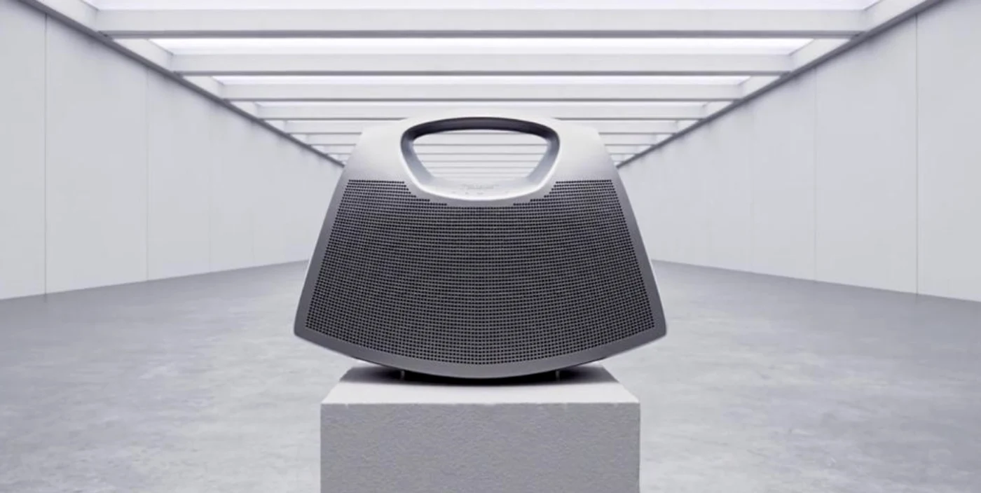Geanta „Speaker Bag”, Balenciaga, expusă la Art Safari
