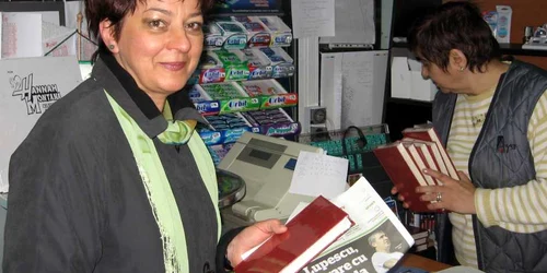 Braşoveanca Daniela Stroe a cumpărat ziarul Adevărul dis-de-dimineaţă. Foto: Marian Stoica