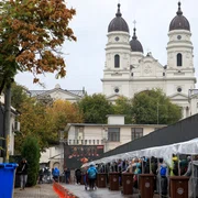 Credincioși asteaptă să treacă prin fața raclei Sfintei Parascheva