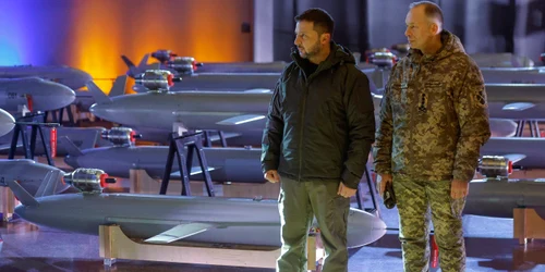 Oleksandr Sîrski și Volodimir Zelenski de Ziua Forțelor Armate drone FOTO EPA EFE jpg