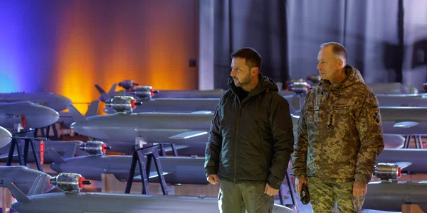 Oleksandr Sîrski și Volodimir Zelenski de Ziua Forțelor Armate drone FOTO EPA EFE jpg