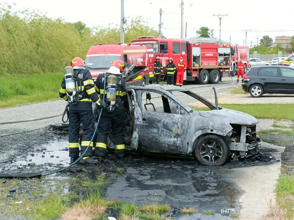 Mașina a ars complet FOTO Facebook/Dacia Spring România (oficial)