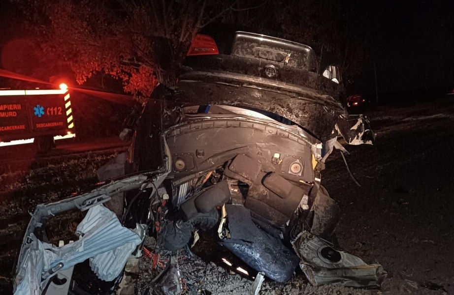 Tânăr rănit grav într-un accident în Prahova. Bărbatul a fost extras de pompieri dintre fiarele contorsionate