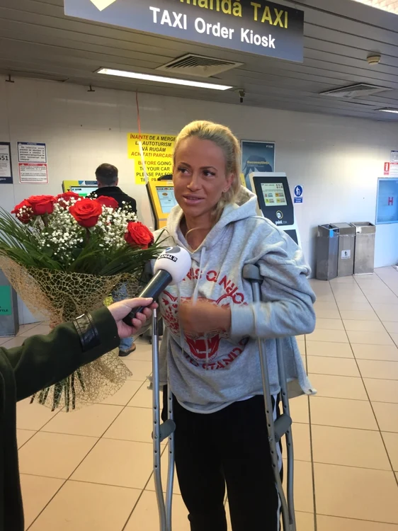Anda Adam a fost întâmpinată la aeroport, la întoarcerea în România, de soţul şi de fiica ei FOTO Kanal D