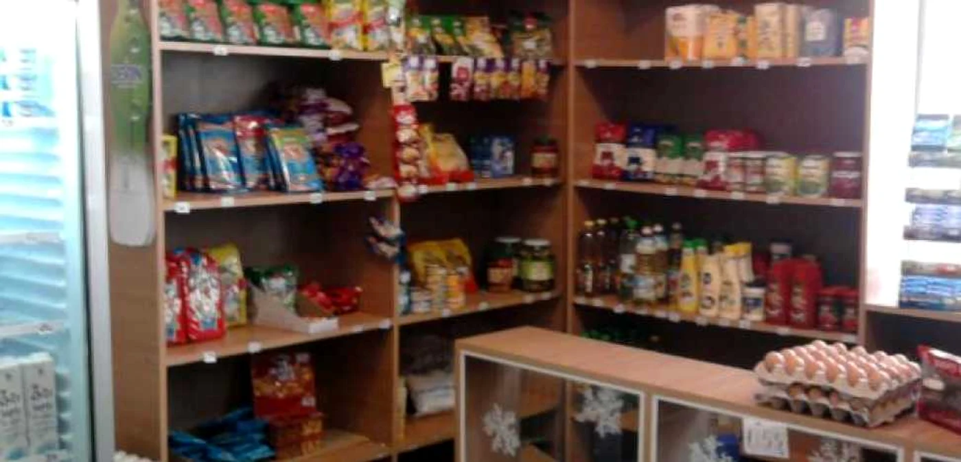 Proprietarul magazinului a constatat dimineaţă că hoţii au luat mai multe bunuri