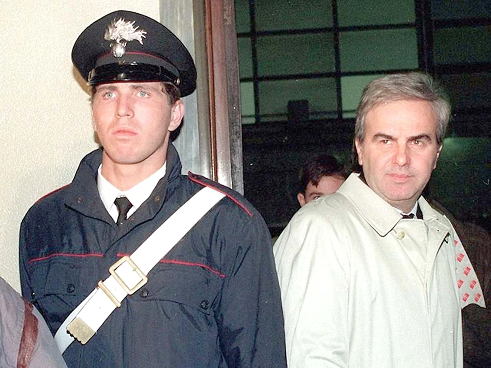 
    Bettino Craxi, fost premier condamnat la 27 de ani de puşcărie  