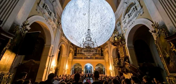 Imagine cu luna uriaşă din Cluj  FOTO: Lights ON Romania/fotograf Vlad Cupşa