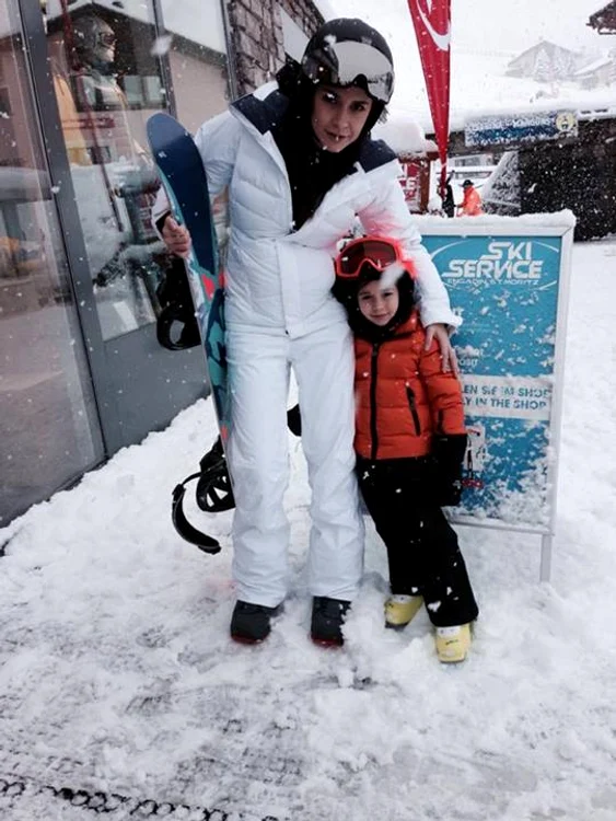 Adelina Chivu si Natalia după o repriză de schi (foto: Facebook)