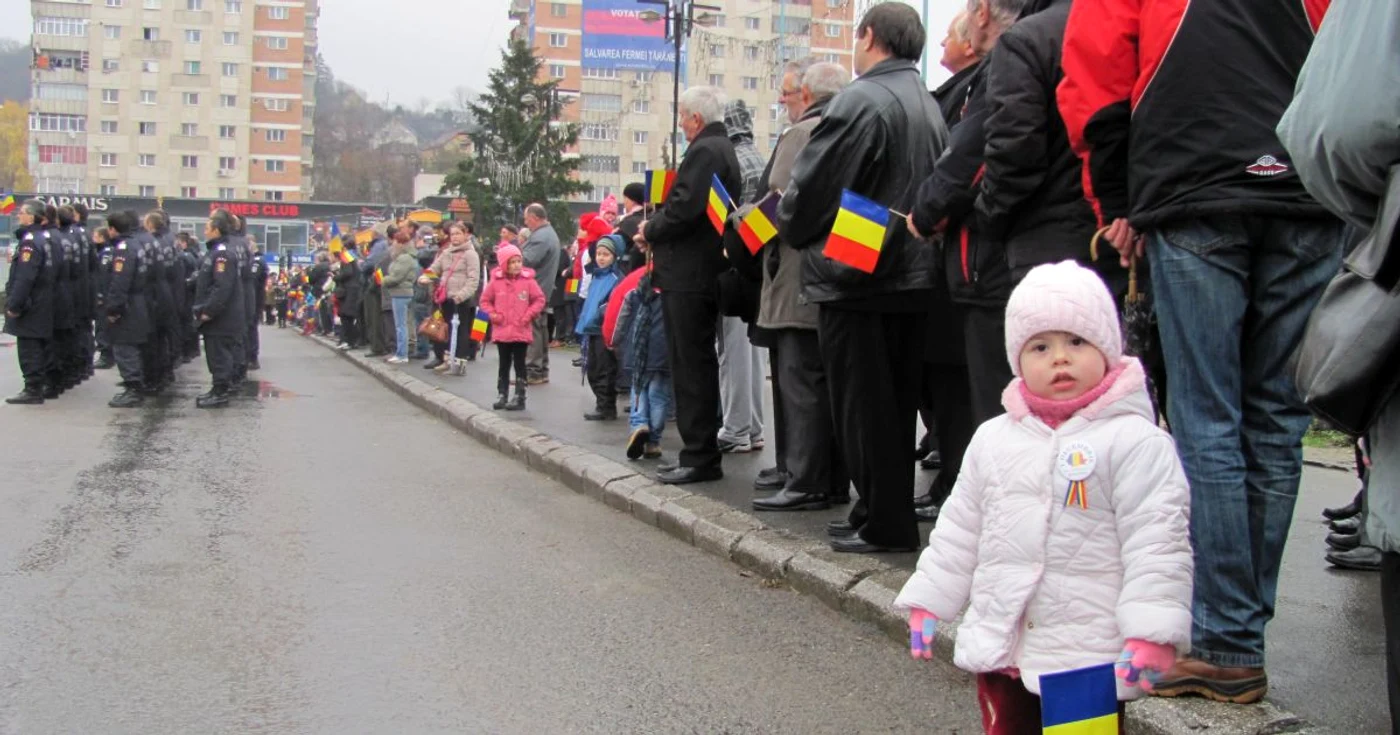 Copiii au asistat la parada militară organizată de Ziua Naţională a României FOTO Olimpia Man