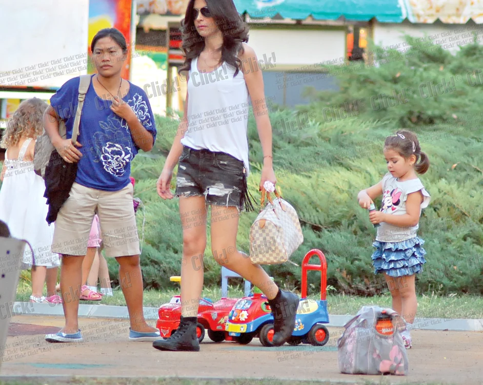 
    Prezentatoarea de  ştiri a ieşit la plimbare  prin parc cu fetiţa ei  şi cu bona acesteia  