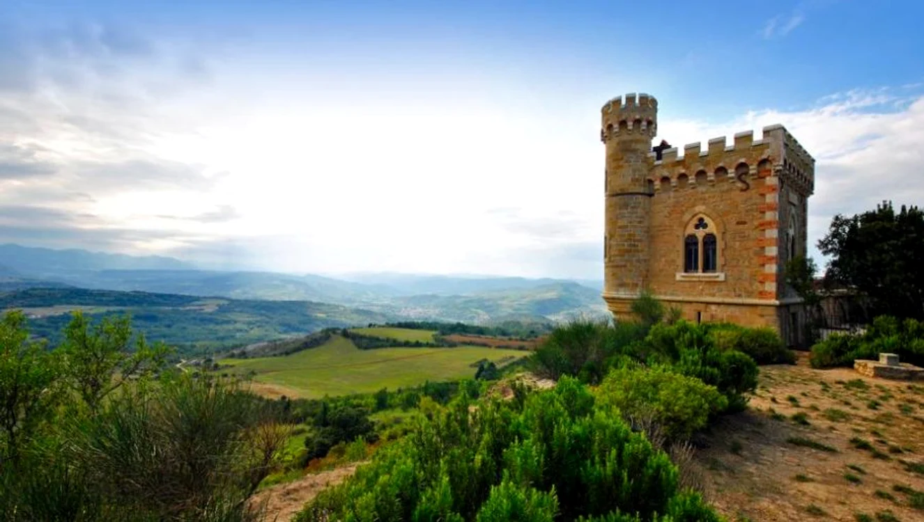 
    Panoramă din satul Rennes-le-Chateau, din apropierea Turnului Mariei MagdalenaFoto: amazingplacesonearth.com  