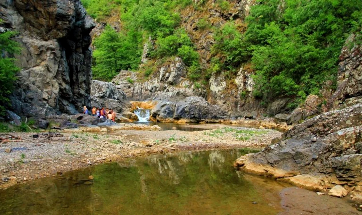 Așa arată Cascada Ciucaș și lacul în care turiștii se pot bălăci. Sursa: Turdanews.net