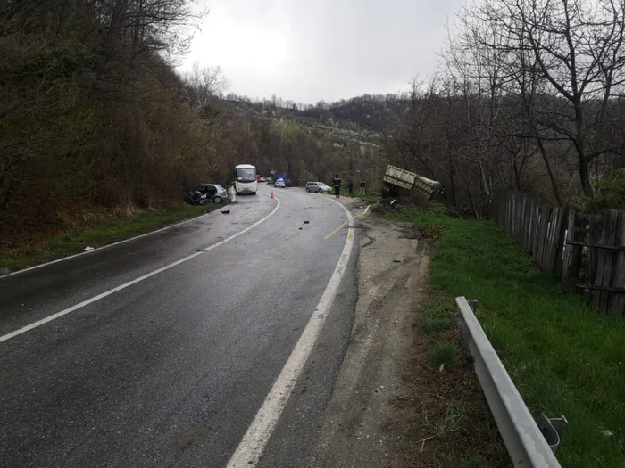 Accident DN 67 Pietrari - Vâlcea - o maşină a intrat într-o basculantă - trafic blocat total între Vâlcea şi Gorj - două victime - şoferii Foto Adevărul