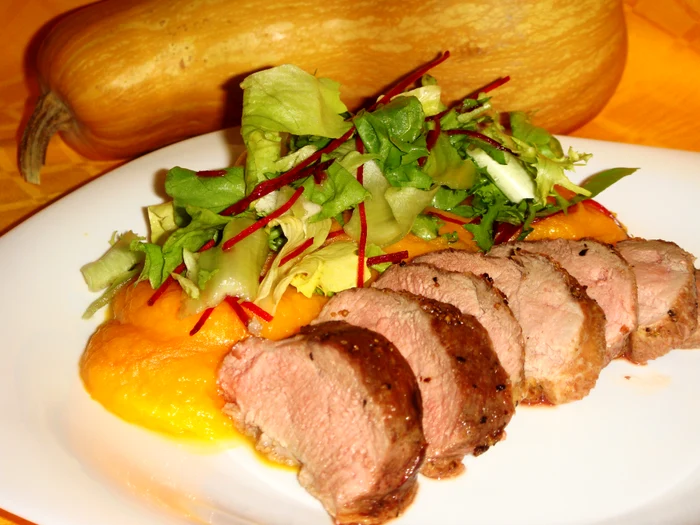 
    Piept de raţă cu piure de dovleac  