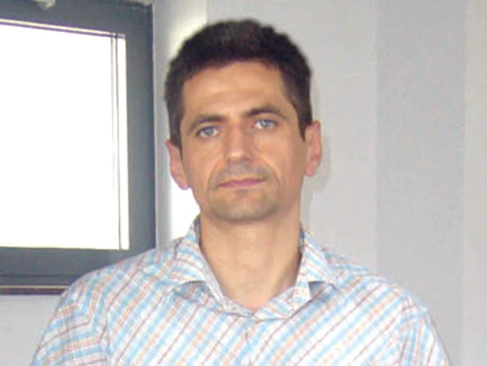 Iaşi: Radu Humelnicu: Omul care trăieşte din umor (PORTRET)