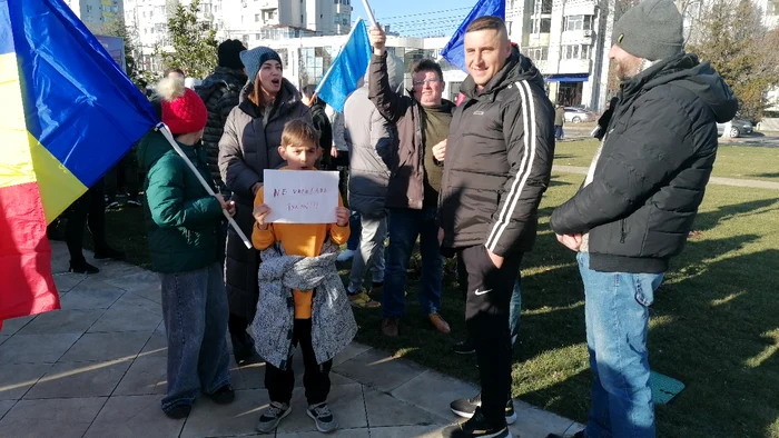 Aproximativ 250 de protestatari au scandat în fața Prefecturii Olt la protestul AUR FOTO: A. Mitran