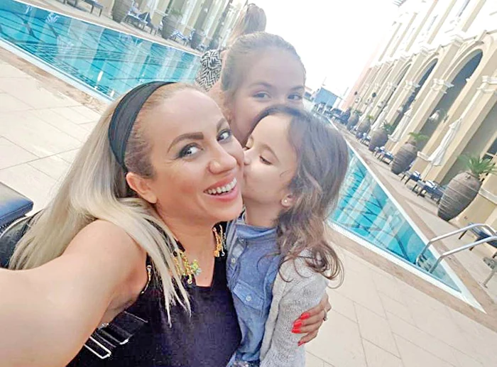 
    Mezina Indira Maria (8 ani), dintr-o relație cu un avocat, și Mayra sunt „comorile” fostei prezentatoare tv  