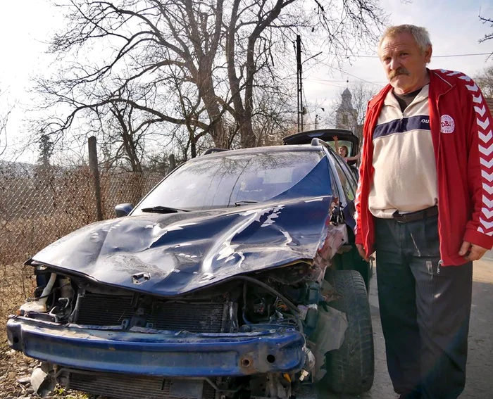 Domnul Ferenț a lovit ursul din Harghita, iar în urma accidentului, mașina i-a fost distrusă Foto: Facebook