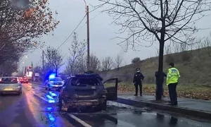 Pompierii au stins focul, dar mașina fost distrusă complet jpeg