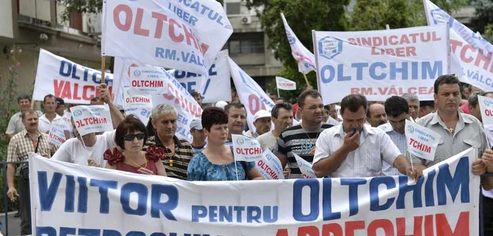 Angajaţii Oltchim Râmnicu-Vâlcea protestează de opt zile, nemulţumiţi de faptul că nu şi-au primit salariile de două luni FOTO: Mediafax