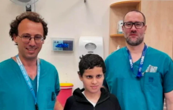 Hassan, alături de medicii care l-au operat FOTO Facebook Ambasada Israelului în România