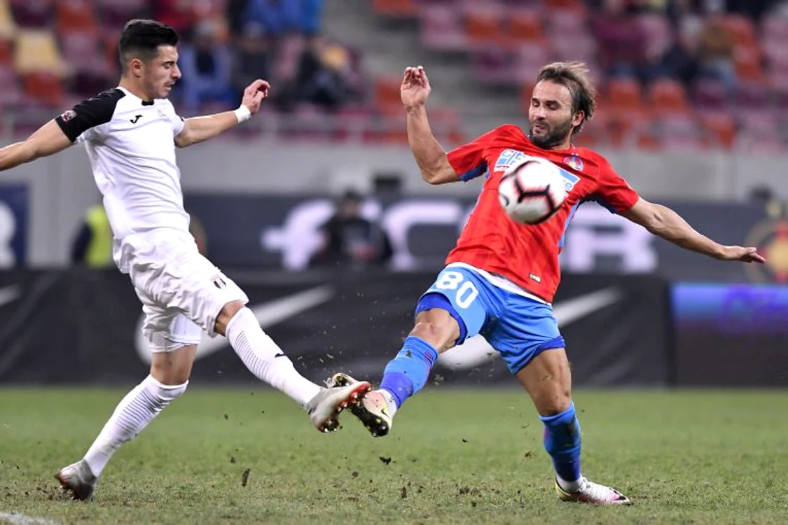 Teixeira, in timp meciului cu Astra, unde săreau brazdele din gazonFOTO: Sportpictures.eu
