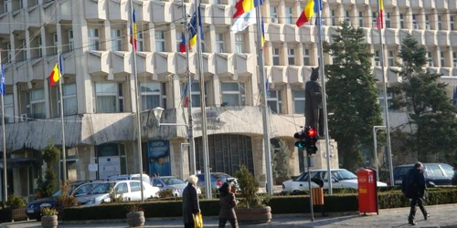 S-au schimbat steagurile în Piaţa Tricolorului