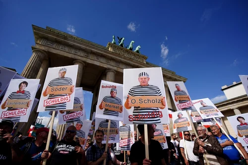 Proteste cu mii de persoane în Berlin. FOTO EPA-EFE