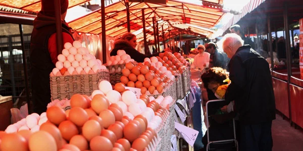 Comercianţii din pieţe au sute de clienţi în această perioadă. Foto: Florin Chirica