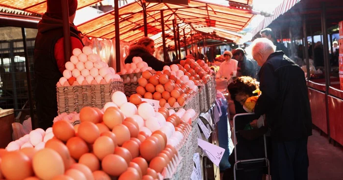 Comercianţii din pieţe au sute de clienţi în această perioadă. Foto: Florin Chirica