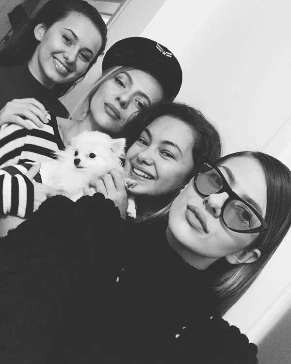 Lidia, alături de surorile sale mai mici