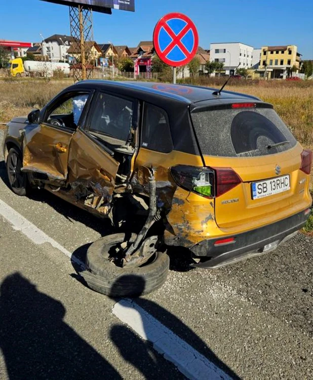 Mașina unuia dintre șoferi, avariată. Sursa: Facebook. Andrei Ghica