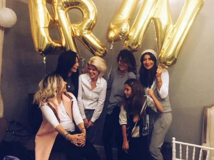 Prietenele artistei s-au distrat copios cu viitoarea mămică