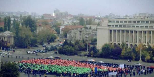 frunza umana proteste rosia montana FOTO facebook.com/unitisalvam