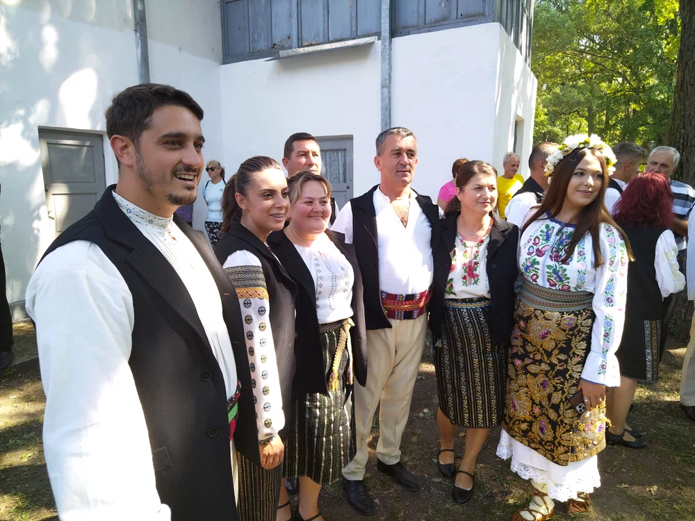 O parte din membrii ansamblului condus de preotul Ștefan Aga FOTO: Ștefan Borcea
