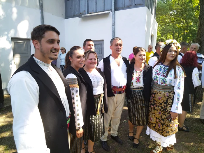 O parte din membrii ansamblului condus de preotul Ștefan Aga FOTO: Ștefan Borcea